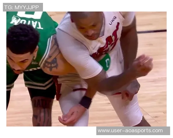 塔克遭遇伤病困扰初步诊断为硬伤赛后将进行详细检查以确定恢复情况 塔克遭遇伤病困扰初步诊断为硬伤赛后将进行详细检查以确定恢复情况